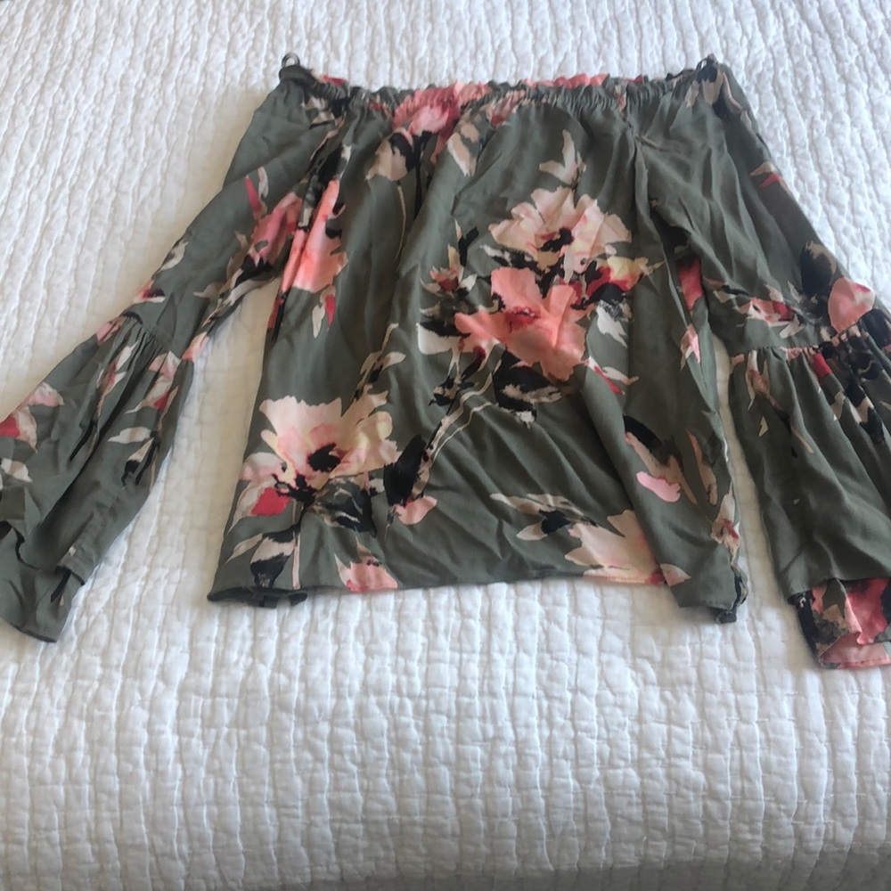 Beautiful off the shoulder bell-sleeve top! S